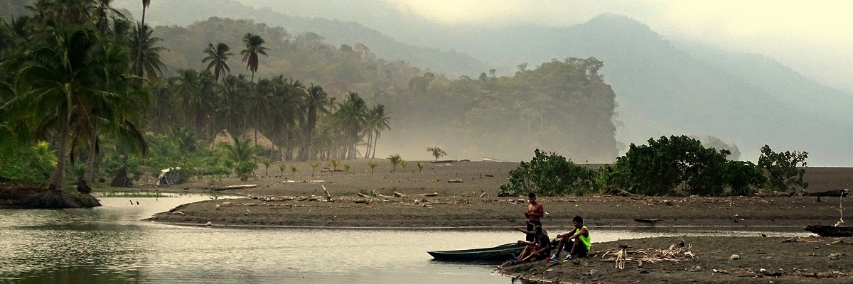 PANAMA A Panama-csatorna két oldala