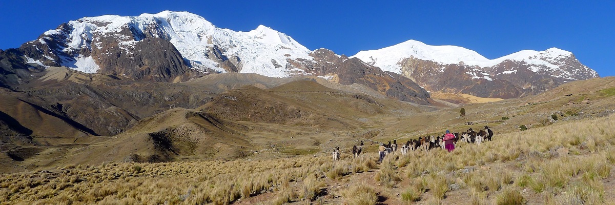 BOLÍVIA A Huayna Potosí (6088 m) és az Illimani (6438 m)