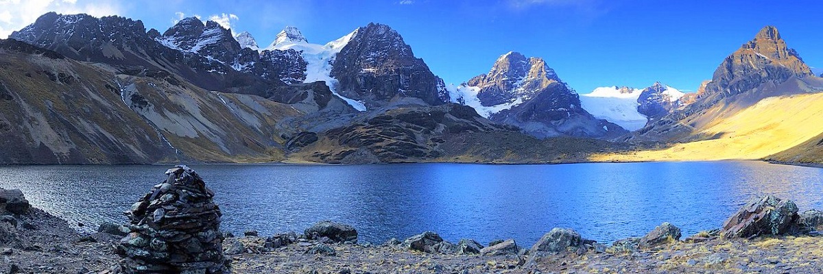 BOLÍVIA A Huayna Potosí (6088 m) és az Illimani (6438 m)