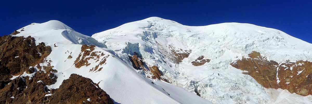 BOLÍVIA A Huayna Potosí (6088 m) és az Illimani (6438 m)